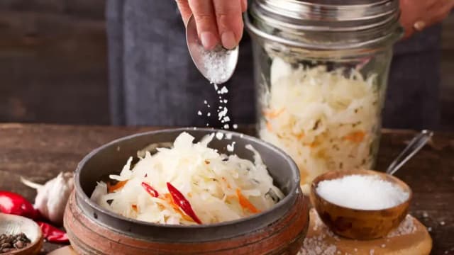 Ile soli na 10 kg kapusty do kiszenia? Sprawdź, by uniknąć błędów