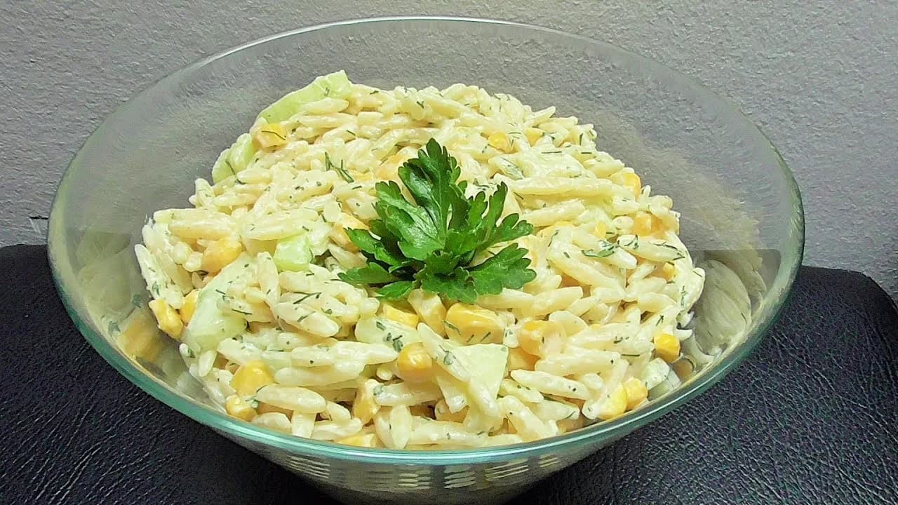 Sałatka z makaronem jak ryż – prosta i smaczna receptura na każdą okazję