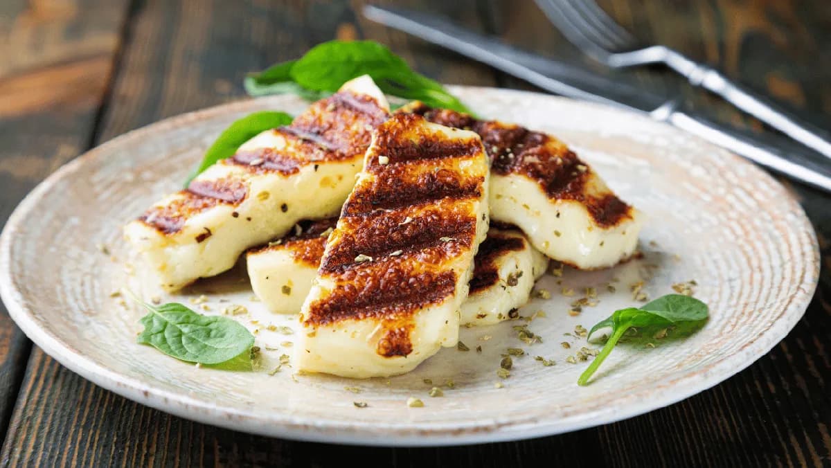 Jak zrobić ser halloumi na grillu, aby był idealnie chrupiący i smaczny