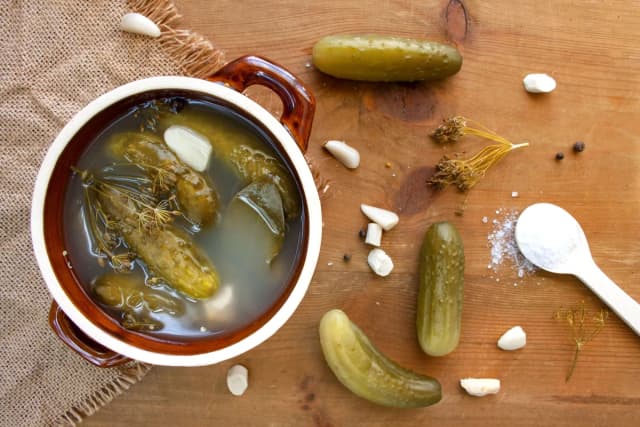 Co dodajemy do ogórków kiszonych, aby były smaczniejsze i trwalsze?