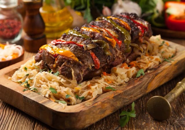 Jak zrobić karkówkę w kapuście kiszonej – pyszny przepis na obiad