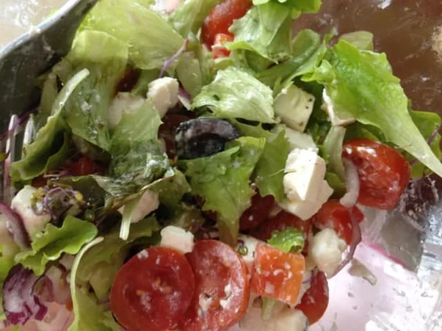 Ile kalorii ma sałatka grecka? Zaskakujące różnice w kaloryczności