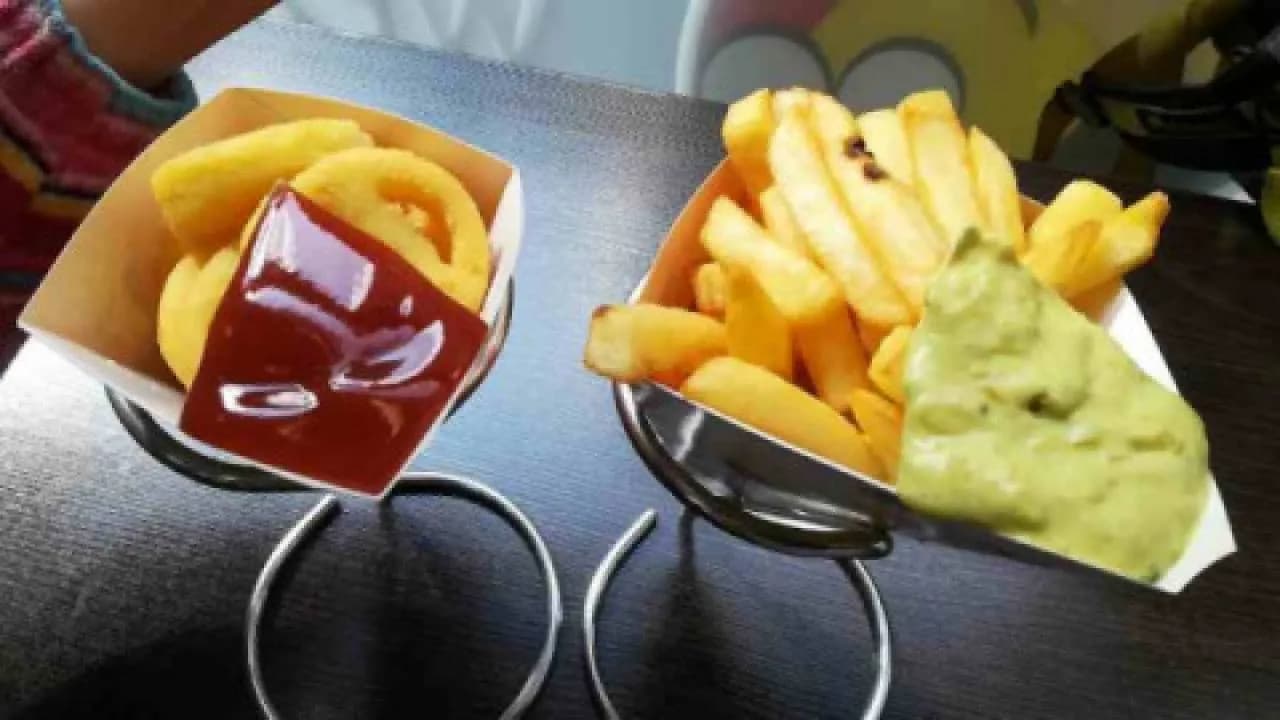 Z jakiego kraju pochodzą frytki? Odkryj kontrowersje i historię