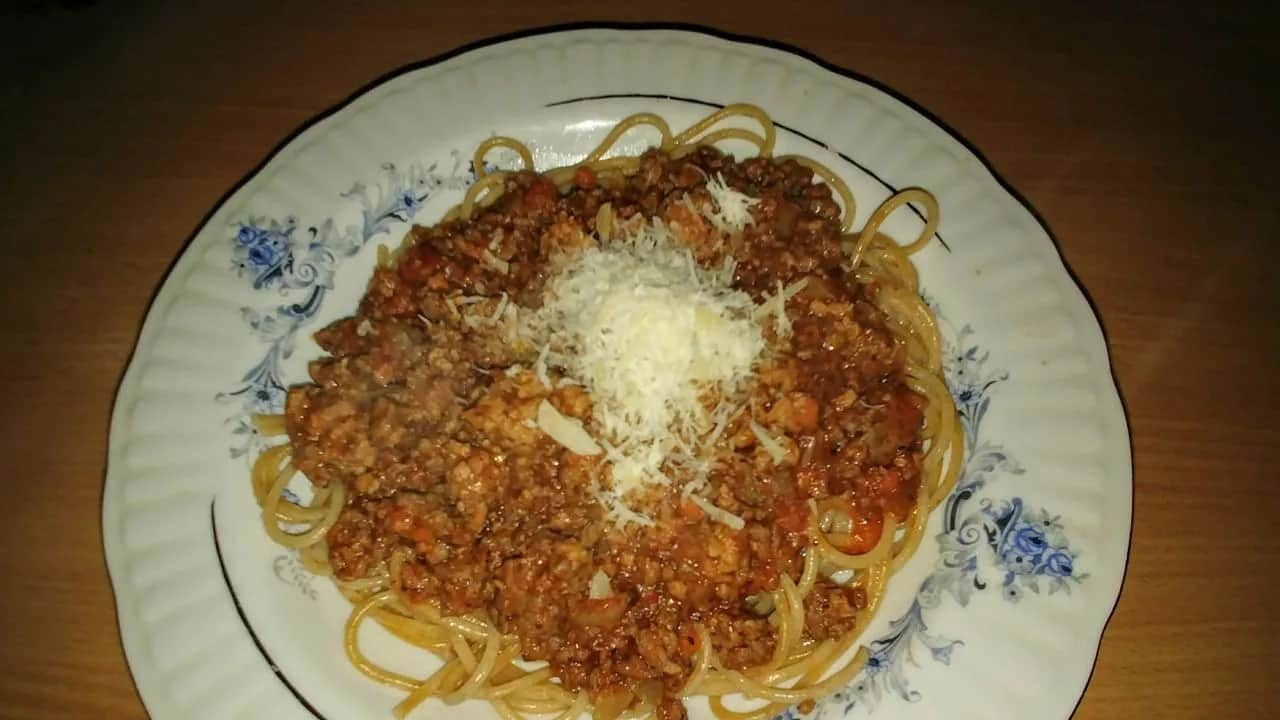 Spaghetti bolognese z winem – przepis na wyjątkowy sos do makaronu