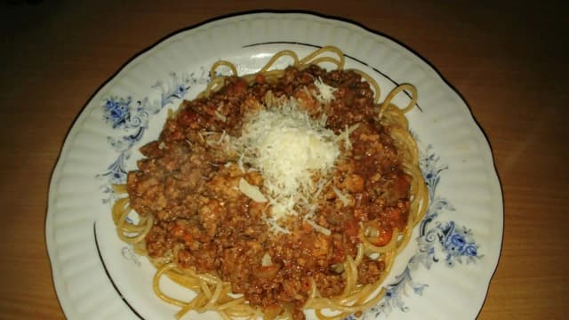 Spaghetti bolognese z winem – przepis na wyjątkowy sos do makaronu