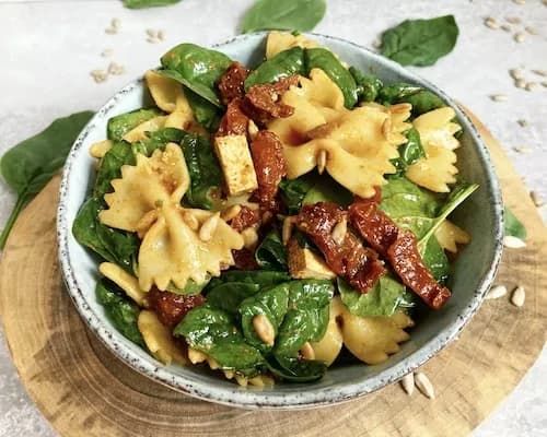 Jaką sałatkę na imprezę? Szybkie i pyszne przepisy dla gości