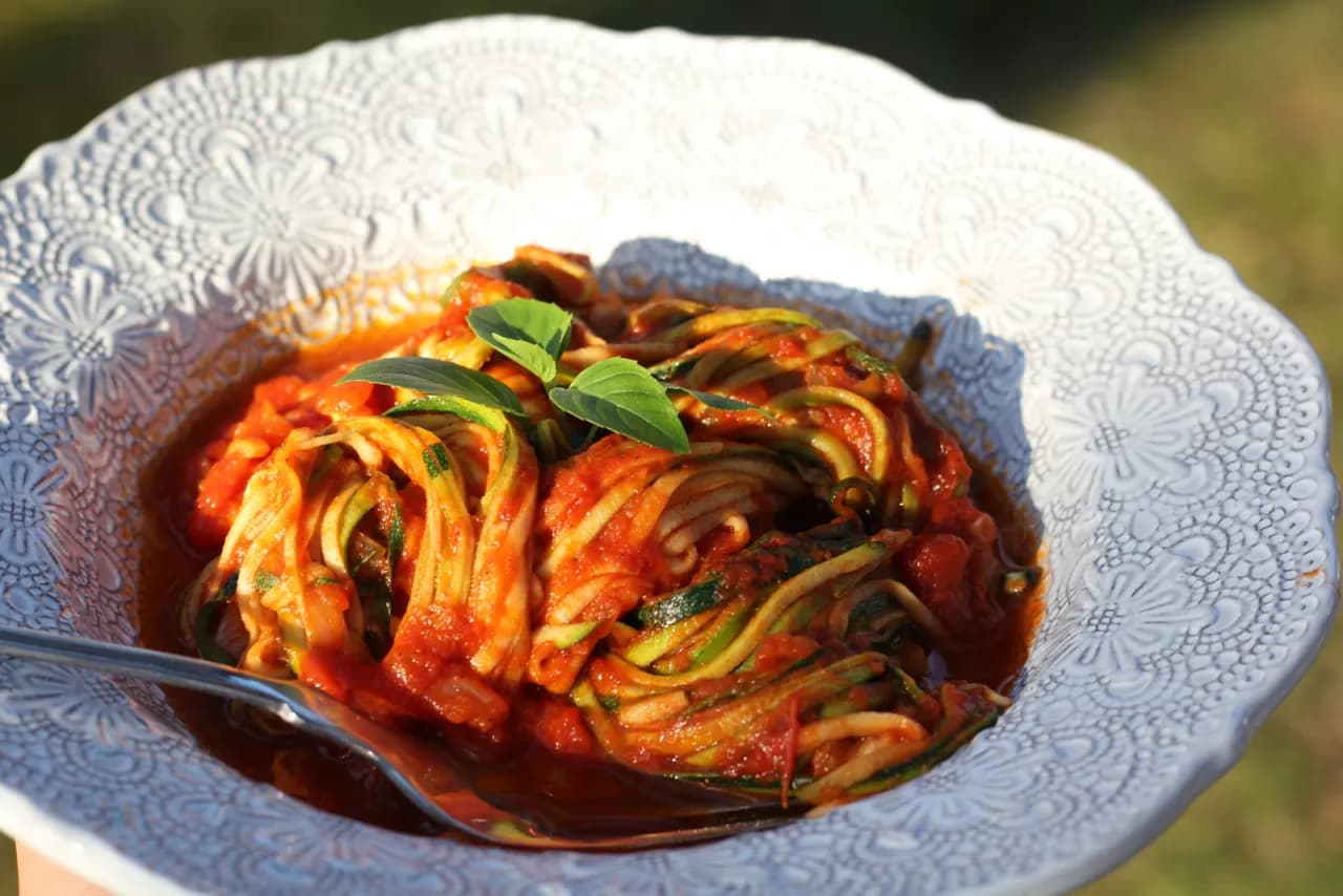 Przepis na spaghetti z cukinii na ciepło, które zachwyci smakiem