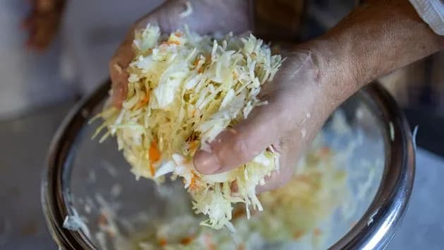 Która kapusta jest zdrowsza: kiszona czy kwaszona? Odkryj różnice