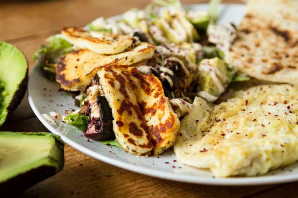 Halloumi z jakiego mleka: odkryj sekrety jego produkcji i smaku
