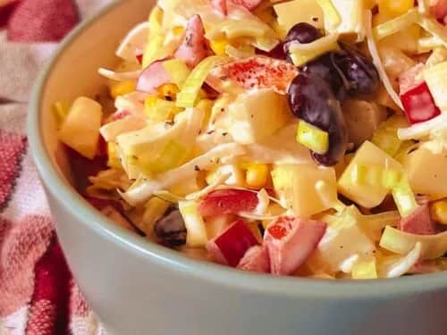 Jak zrobić sałatkę colesław, aby zachwycić gości smakiem i prostotą