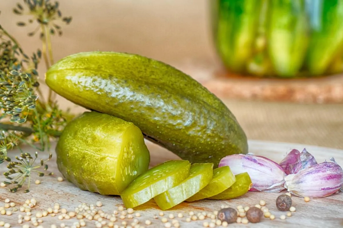 Ile pasteryzować sałatkę z ogórków, aby nie stracić smaku i świeżości