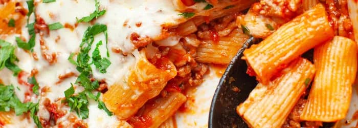 Szybka zapiekanka z makaronem penne i mięsem mielonym na obiad