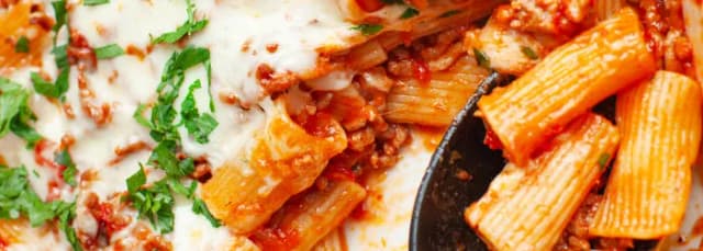 Szybka zapiekanka z makaronem penne i mięsem mielonym na obiad