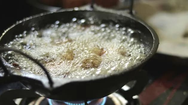 Dlaczego olej się pieni przy smażeniu frytek i jak tego uniknąć