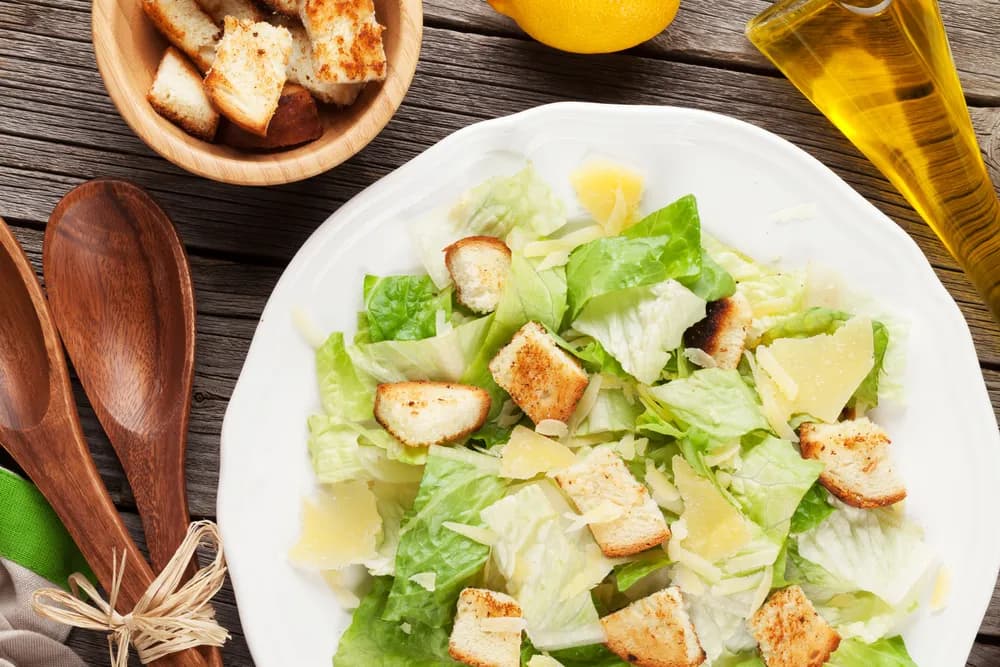 Jaki ser do sałatki Cezar? Odkryj najlepsze opcje i smaki