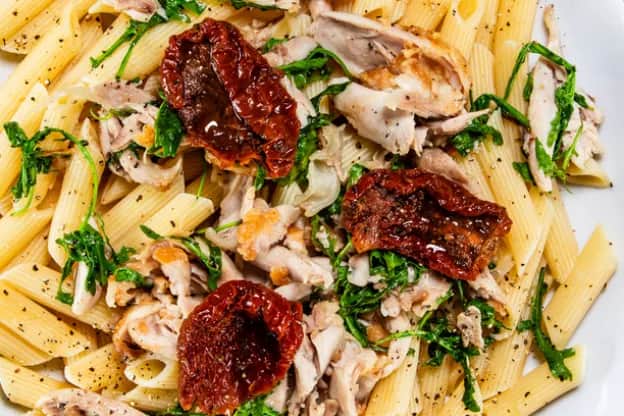 Szybka sałatka z makaronem penne i suszonymi pomidorami na każdą okazję