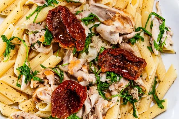 Szybka sałatka z makaronem penne i suszonymi pomidorami na każdą okazję