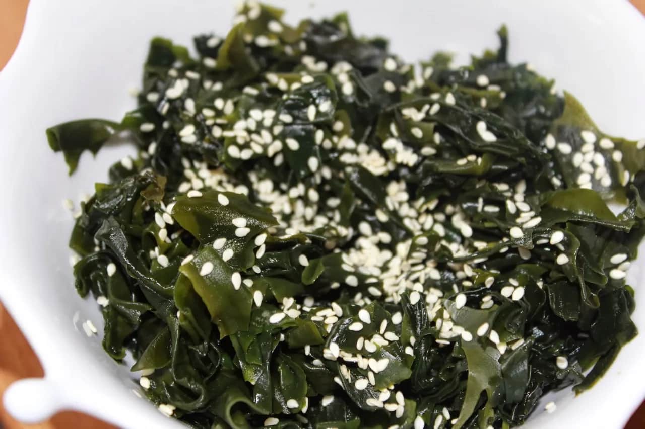 Sałatka wakame jak zrobić – prosty przepis na zdrową sałatkę