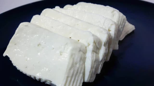 Czy halloumi ma laktozę? Sprawdź, czy możesz jeść ten ser bez obaw