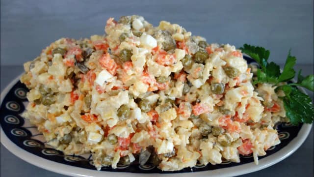 Ile kalorii ma sałatka jarzynowa? Zaskakujące różnice w składnikach