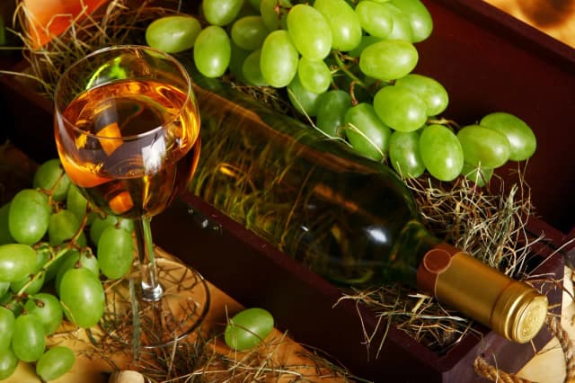 Wino wegańskie co to znaczy? Odkryj, co je wyróżnia i jak powstaje